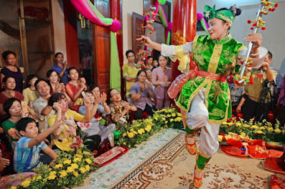 Hầu đồng: Sự linh ứng hay buôn thần bán thánh